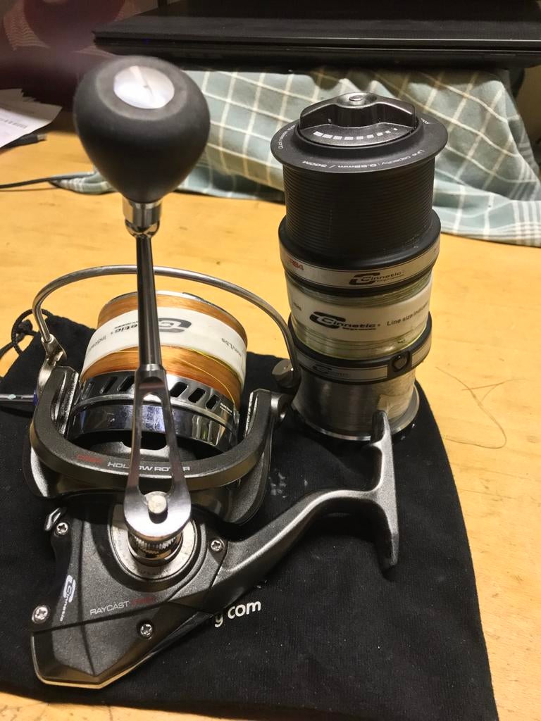 Cinnetic vismolen met 4 spoelen - Zeer goede staat, Watersport en Boten, Hengelsport | Zeevissen, Ophalen of Verzenden, Zo goed als nieuw