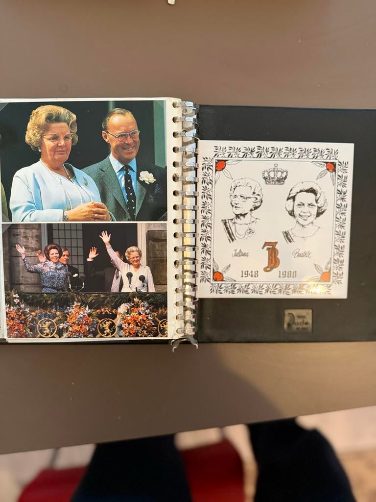 Koninklijk album: Juliana, Beatrix, ansichtkaarten, Verzamelen, Koninklijk Huis en Royalty, Gebruikt, Kaart, Foto of Prent, Nederland