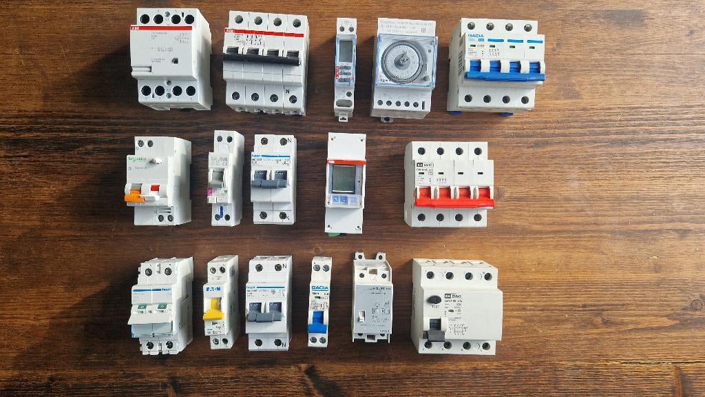 Verschillende groepenkast componenten - installatieautomaten, Ophalen, Zo goed als nieuw