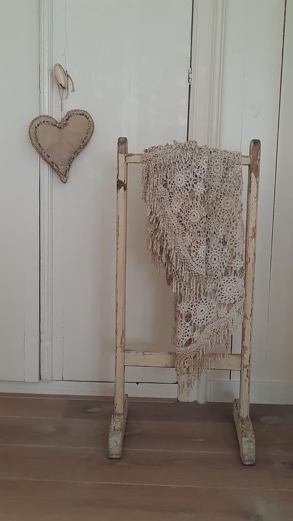 Oud rek kleden/handdoeken/spreien (nuzzelspul), Antiek en Kunst, Curiosa en Brocante, Ophalen