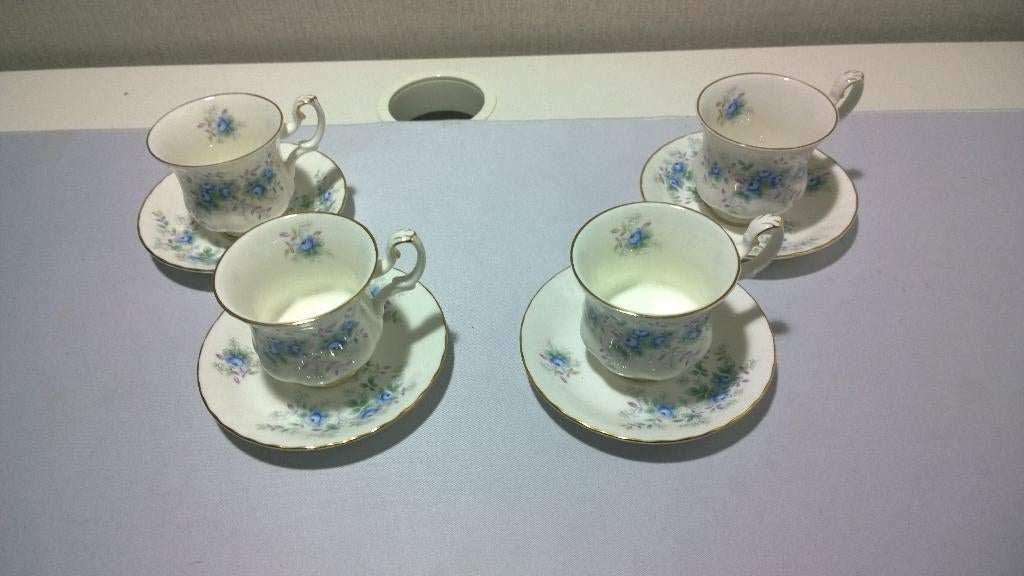 Royal Albert Bone China - Blue Blossom 4 Kop en Schotel, Antiek en Kunst, Ophalen