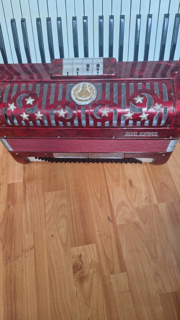 Accordion  silvio soprani, Muziek en Instrumenten, Accordeons, Overige merken, Gebruikt, Met riemen, 80-bas