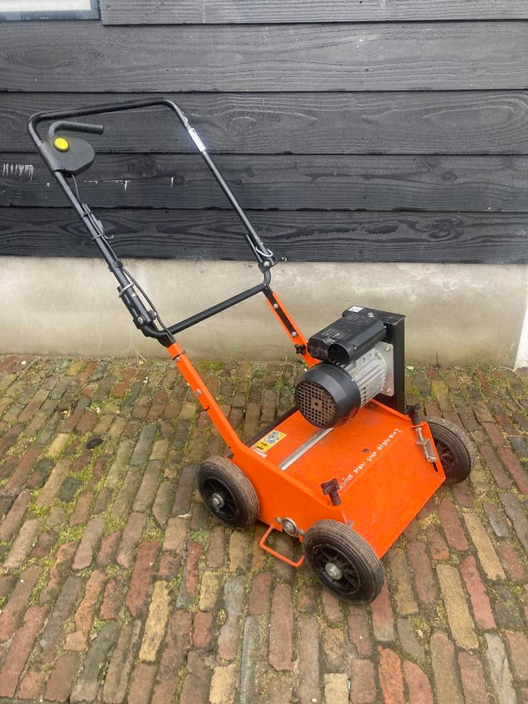 Verticuteer machine TE HUUR, Tuin en Terras, Ophalen, Zo goed als nieuw, Elektrisch