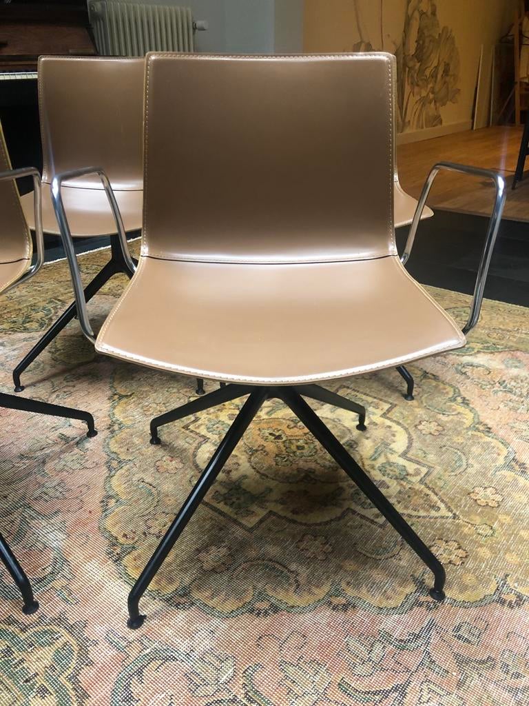 Vier Arper Catifa 53 design stoelen in bruin leer, Ophalen, Gebruikt, Bruin, Leer
