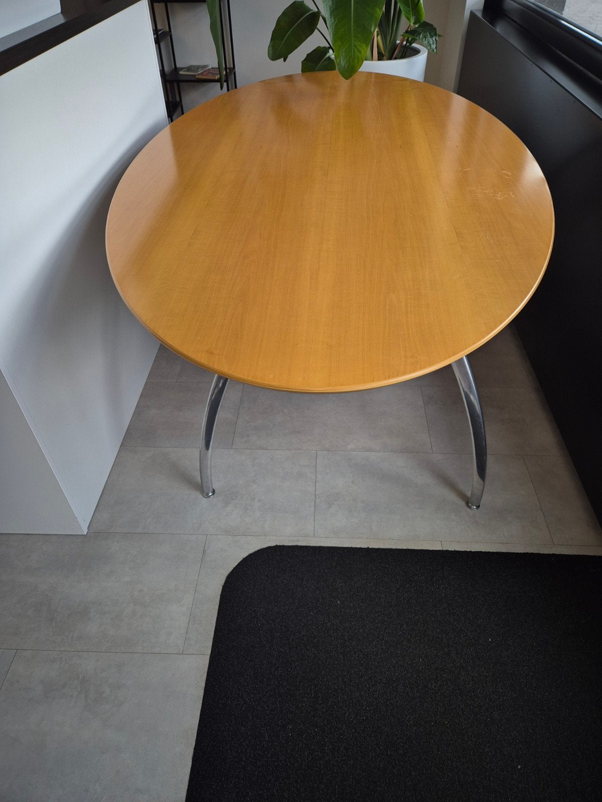 Ronde houten tafel met chromen poten, Huis en Inrichting, Tafels | Eettafels, Gebruikt, 100 tot 150 cm, Ovaal, Ophalen