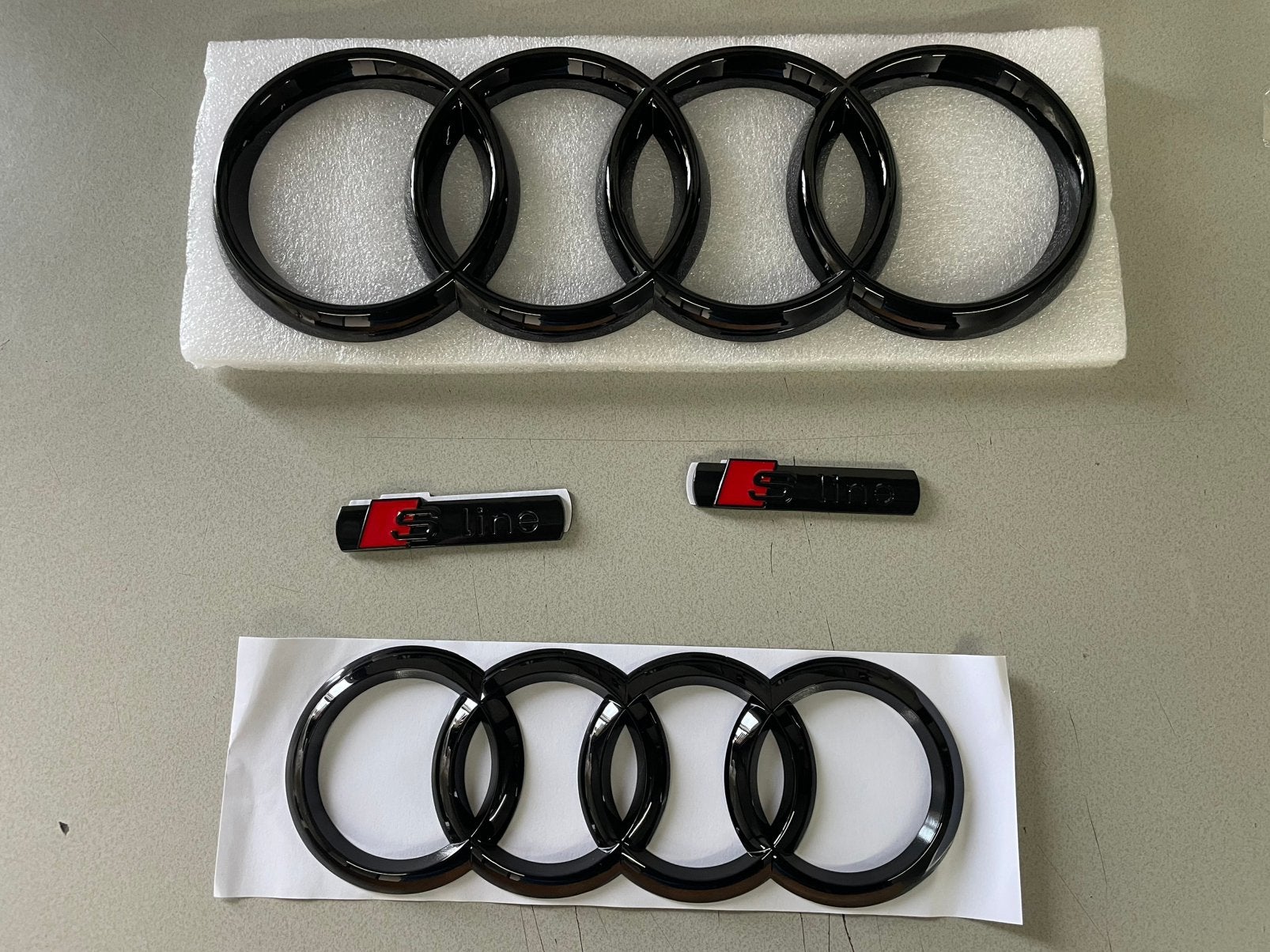AUDI LOGO GLANS ZWART VOOR EN ACHTEF SPATBORD S LINE, Ophalen of Verzenden