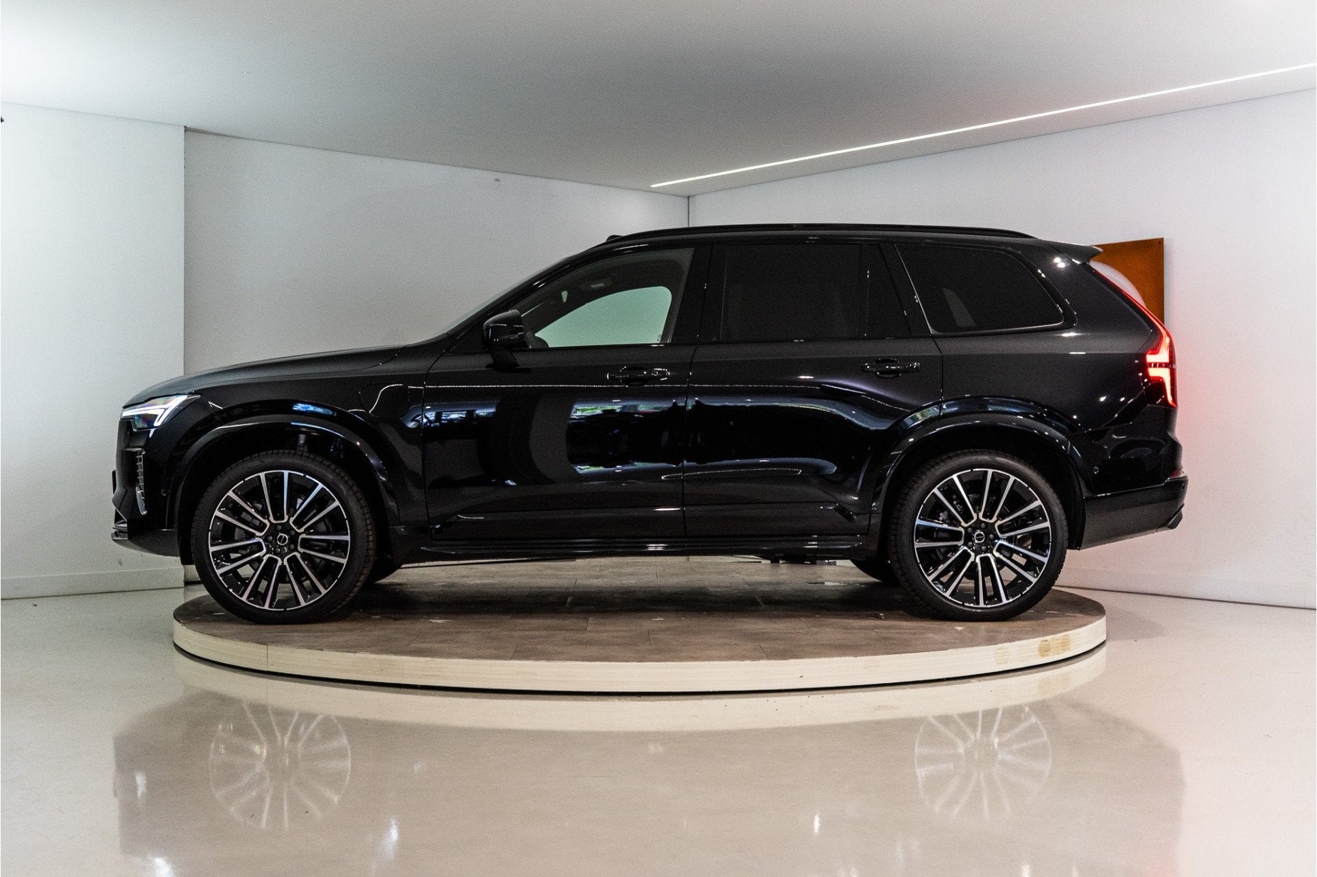 Volvo XC90 2.0 T8 Plug-in hybrid AWD Ultra Dark Long Range 4, 4 cilinders, 7 stoelen, Zwart, Leder