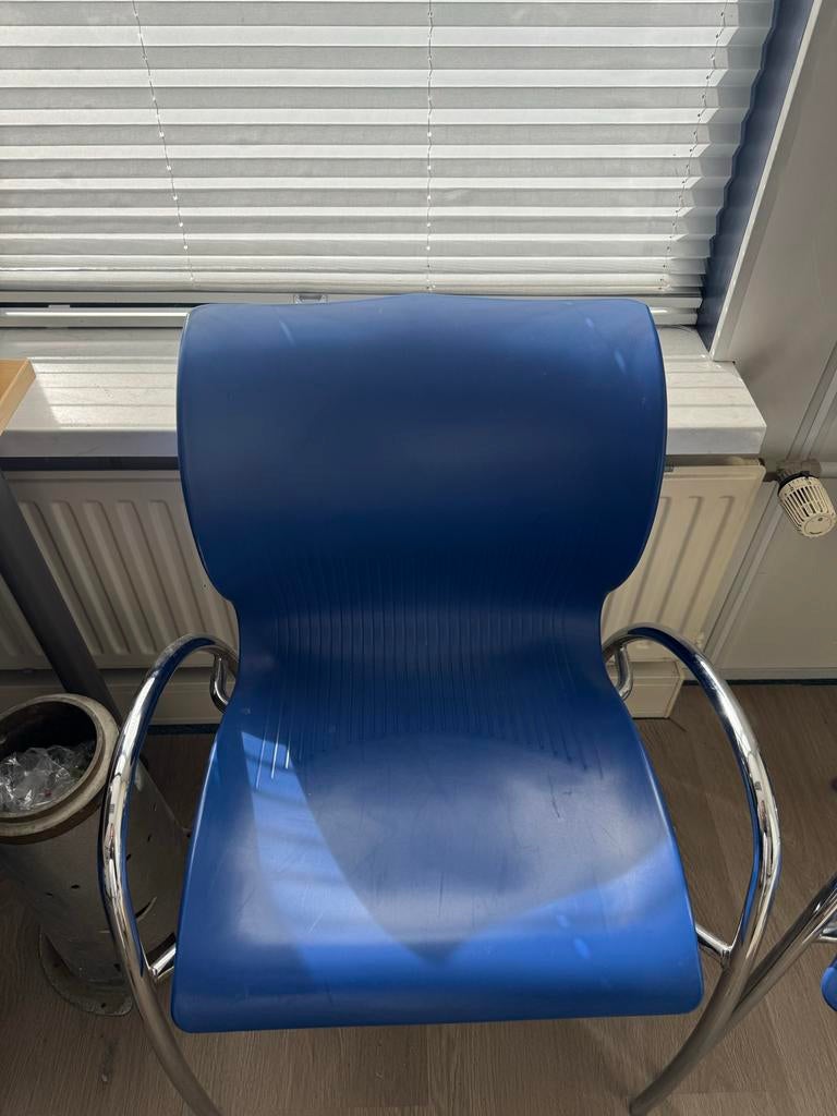 Twee blauwe stoelen met metalen onderstel, Huis en Inrichting, Kunststof, Gebruikt, Twee, Blauw