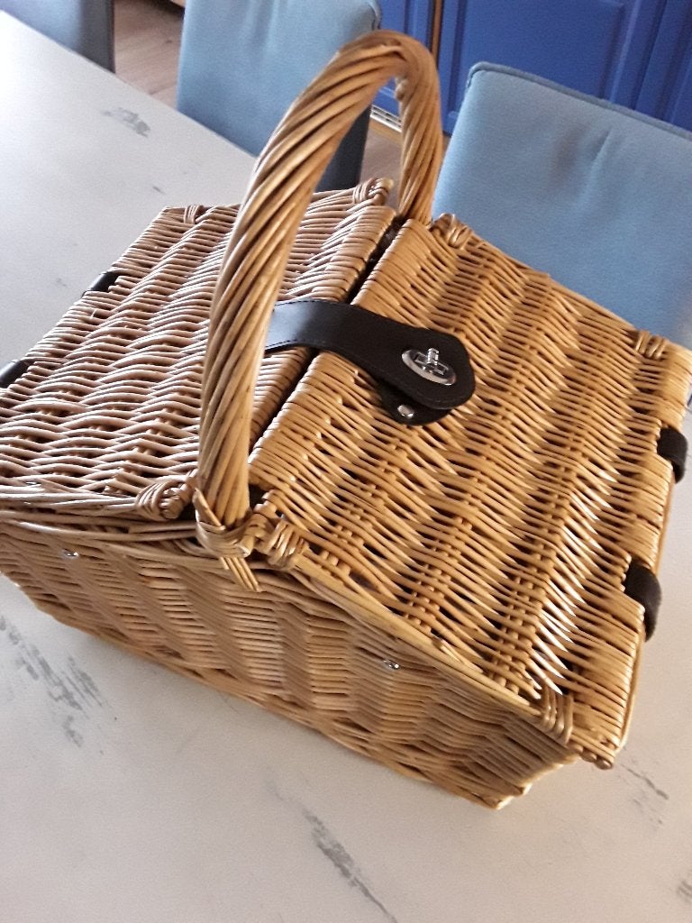 rieten picknickmand. picknickmand met kerst ontbijtservies, Ophalen, Nieuw