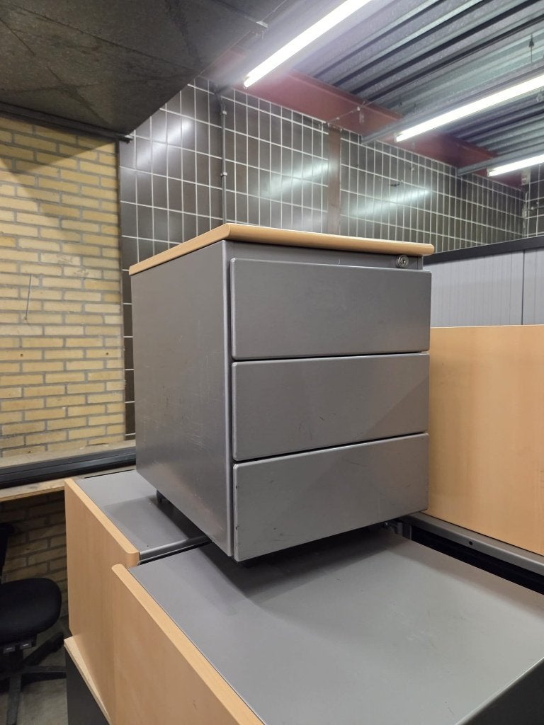 In hoogte verstelbare bureaus en ladeblokken (ca. 20 stuks), Ophalen, In hoogte verstelbaar, Gebruikt, Zit-sta bureau