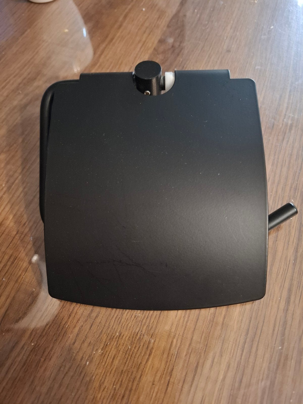 Zwarte toiletrolhouder met klep