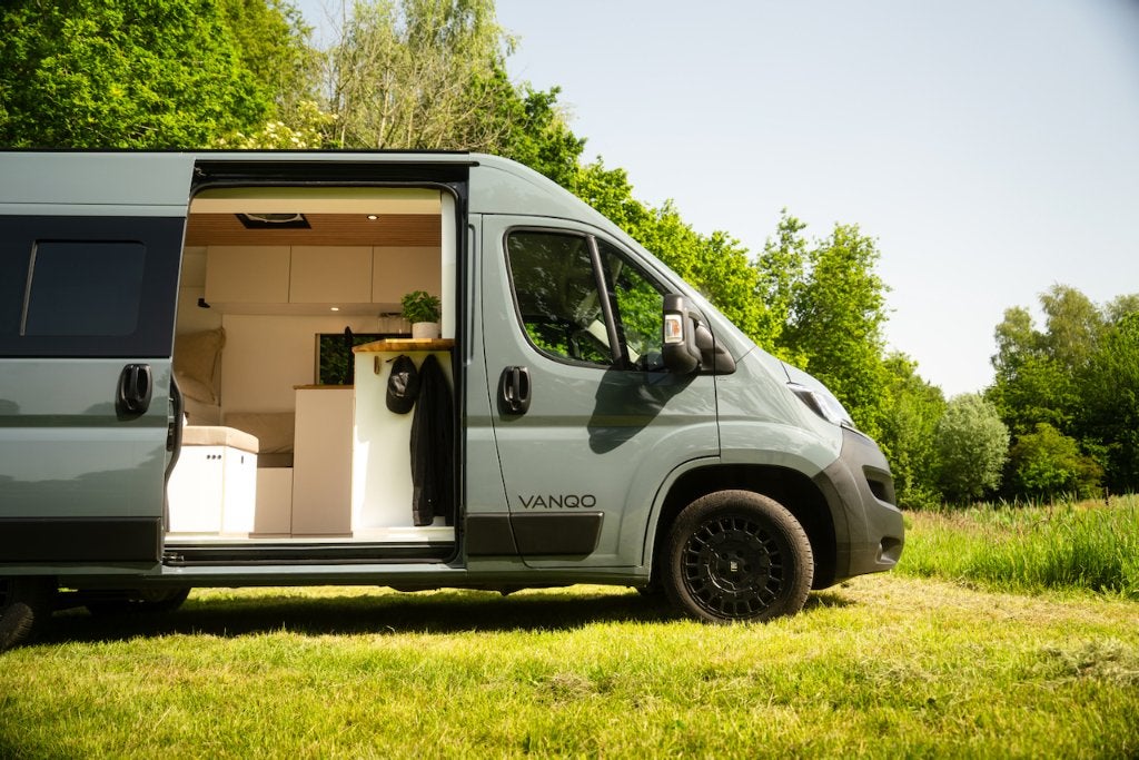 VANQO L2H2 Fiat Ducato of Peugeot Boxer off-grid buscamper, Caravans en Kamperen, Campers, Buscamper of Camperbus, Fiat, Dakluik