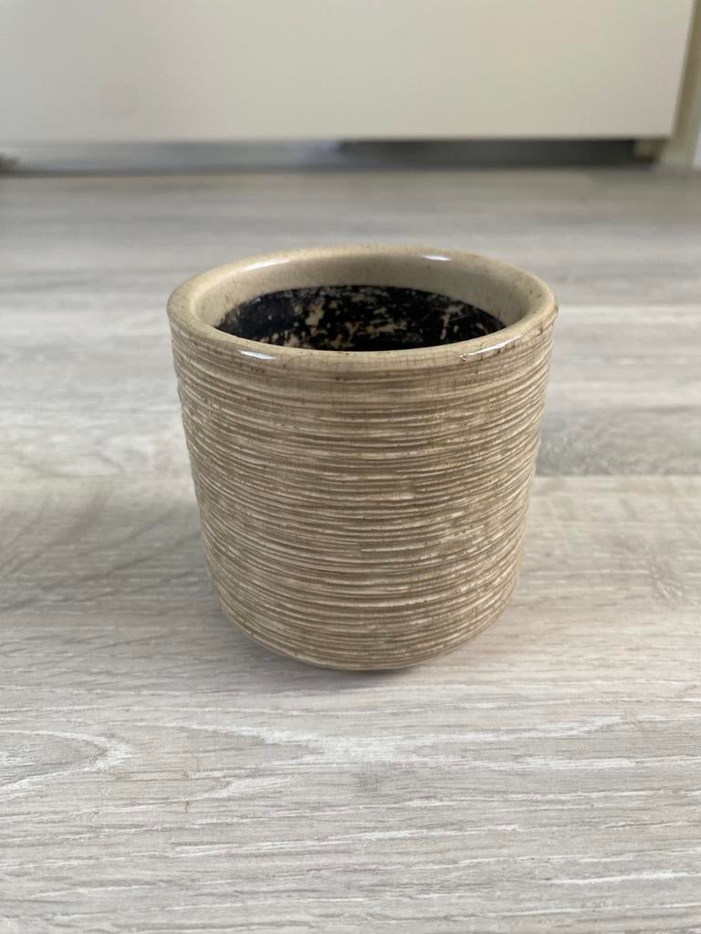 Klein beige bloempotje met ribbel, Rond, Ophalen of Verzenden, Zo goed als nieuw, Balkon