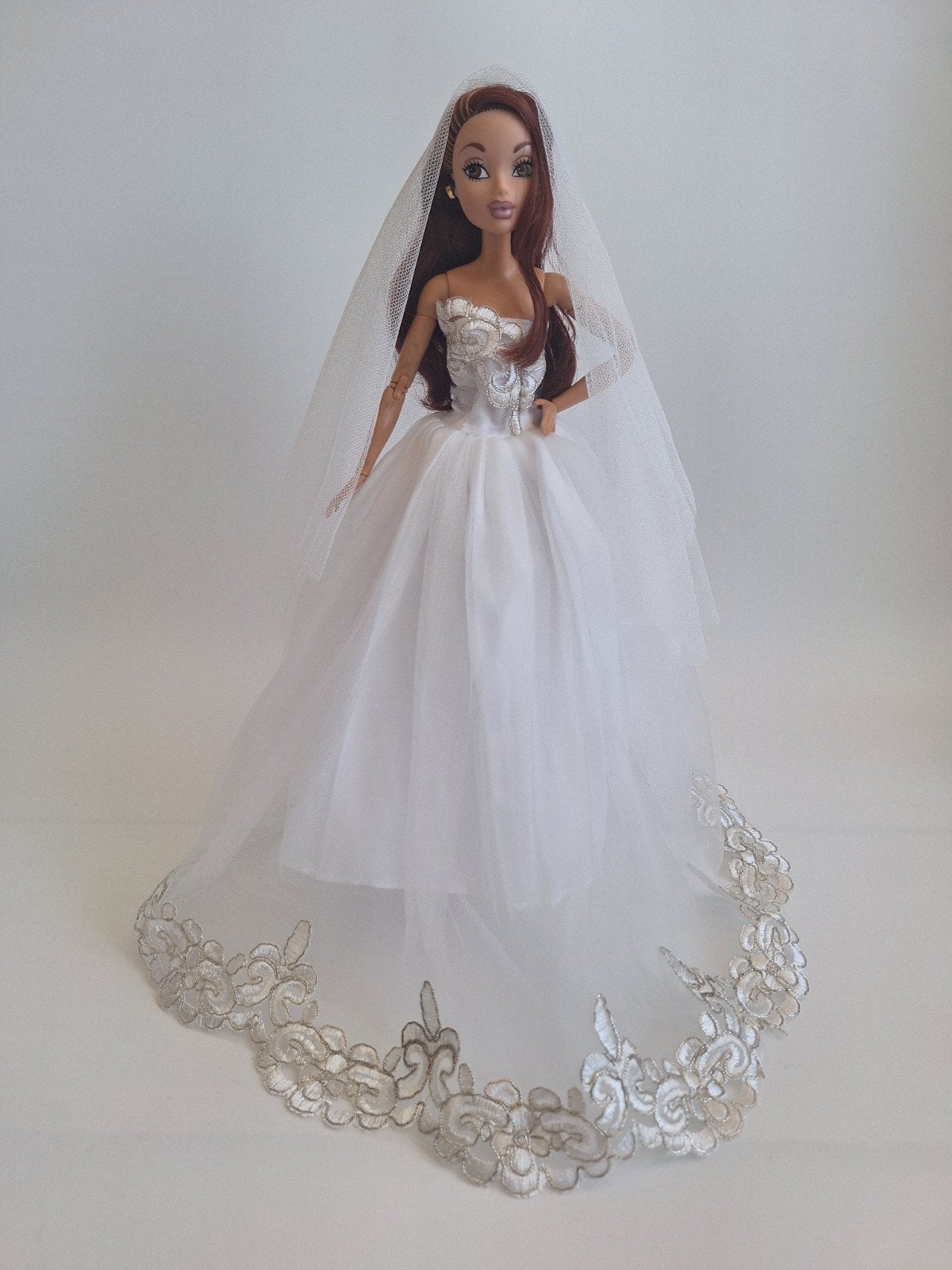 Klassieke bruidsjurk + sluier voor Barbie, Verzamelen, Poppen, Ophalen of Verzenden, Nieuw, Kleertjes