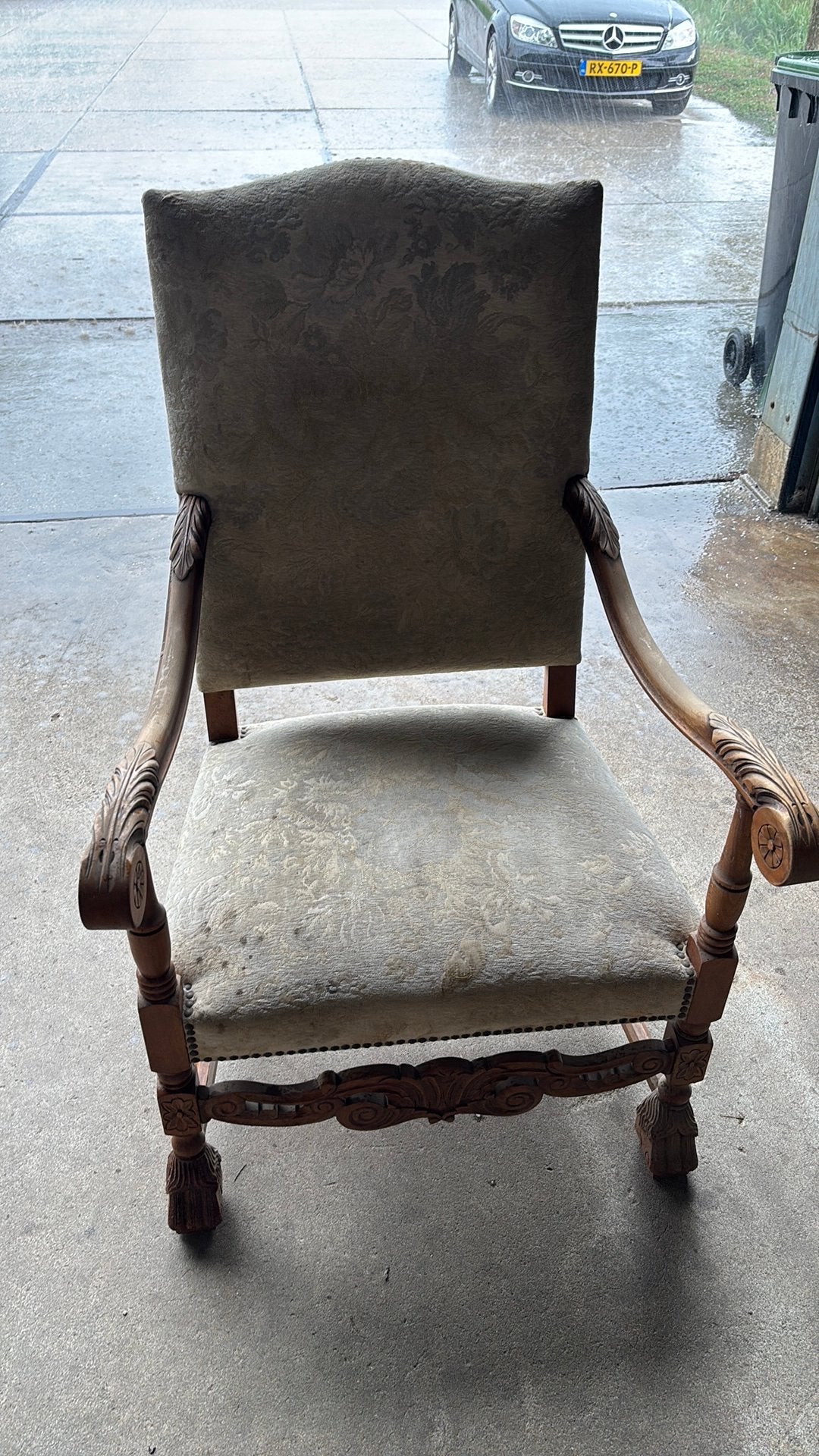 Antieke ridder fauteuil, Ophalen
