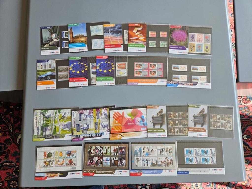 Postzegelmapjes jaar 2004 compleet zie beschrijving