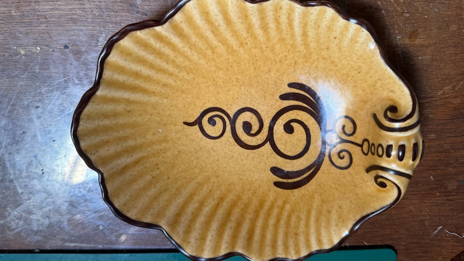 Vintage Flora Gouda Keramiek Schaal - Geel met Decoratie, Antiek en Kunst, Antiek | Schalen, Ophalen of Verzenden