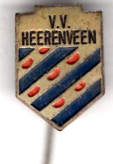 V.V. Heerenveen zilverkleurig voetbal speldje ( Z_028 ), Verzenden, Zo goed als nieuw, Sport, Speldje of Pin