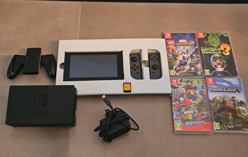 Nintendo Switch met 4 games en extra controller grip, Spelcomputers en Games, Spelcomputers | Nintendo Switch, Zo goed als nieuw