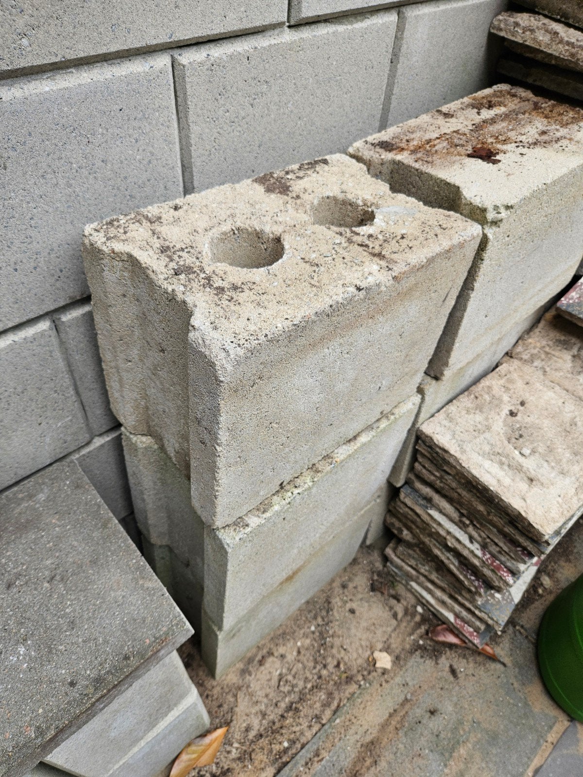 Betonblokken voor fundering of metselwerk (ca. 10 stuks), Doe-het-zelf en Verbouw, Metselstenen, Ophalen, Gebruikt