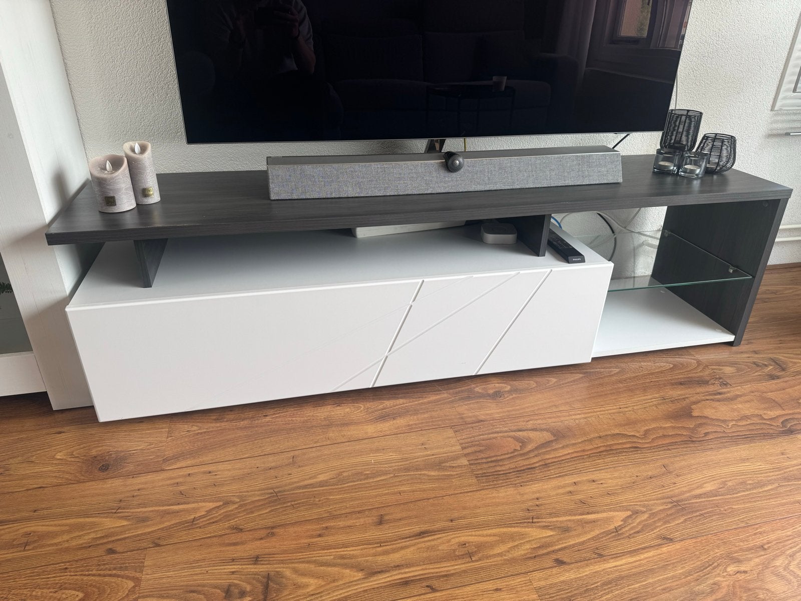 Modern tv-meubel met opbergruimte en glazen plank, Huis en Inrichting, Ophalen, Gebruikt, 150 tot 200 cm, Minder dan 100 cm
