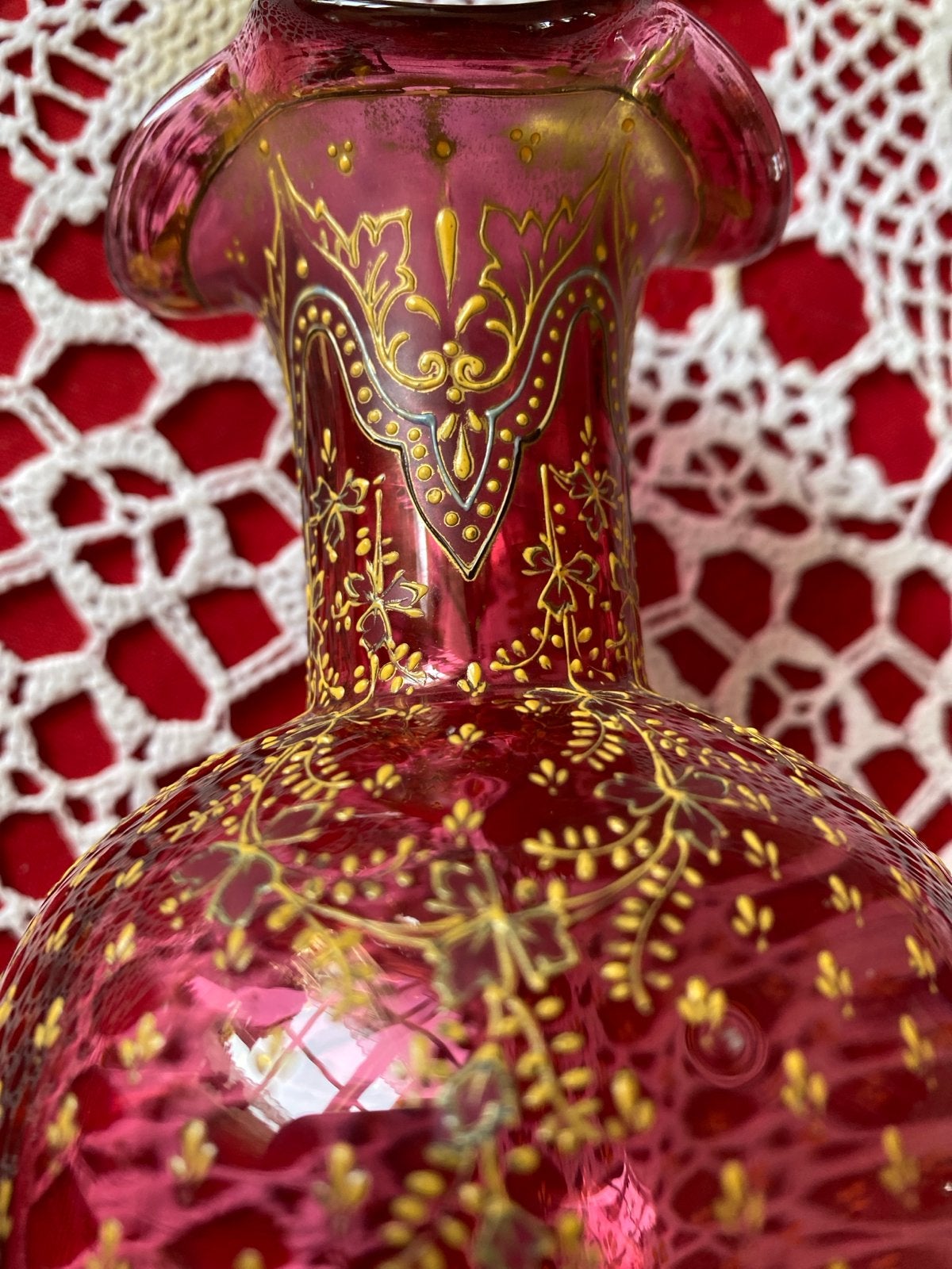 Antieke Cranberry Rode Glazen Vaas met Gouden Decoratie, Ophalen of Verzenden