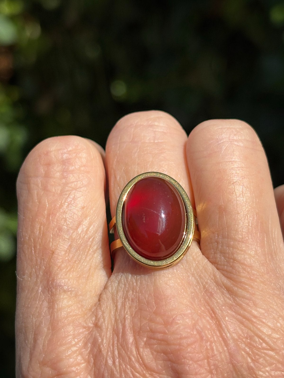 Verstelbare goudkleurige ring met dieprode Agaat steen, Gebruikt, IJzer of Staal, Cariadgems@hotmail.com, Ophalen of Verzenden
