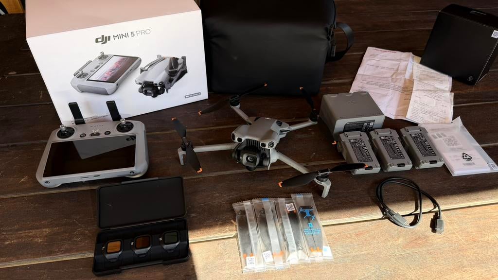 DJI Mini 5 Pro - Fly More Combo - inclusief DJI Care, Ophalen of Verzenden, Zo goed als nieuw