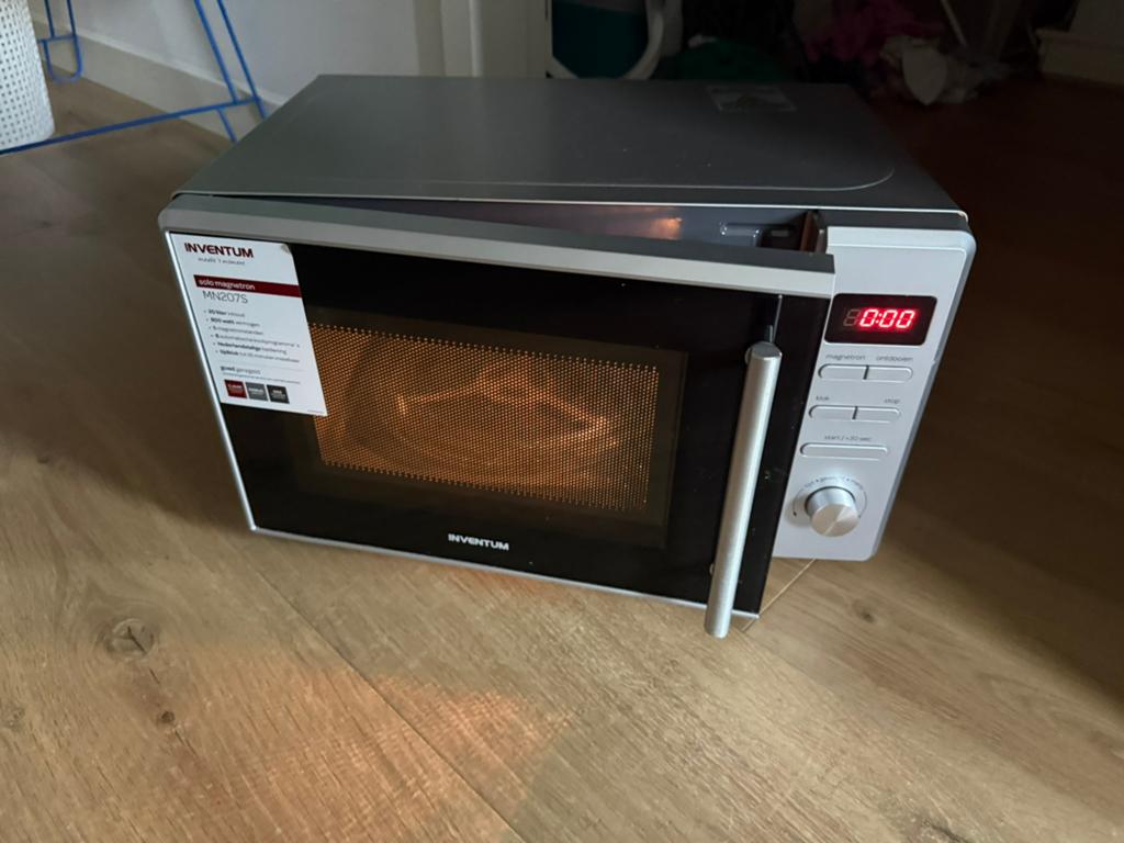 Magnetron 800 watt - Inventum MN207S  - Zo goed als nieuw, Ophalen, Minder dan 45 cm, Draaiplateau, Vrijstaand