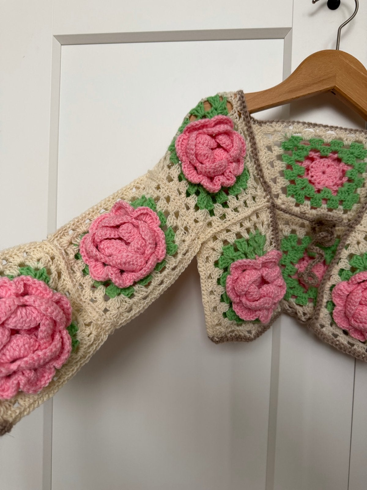Handgemaakte gehaakte vest met rozen, Ophalen of Verzenden, Nieuw, Meisje, Trui of Vest