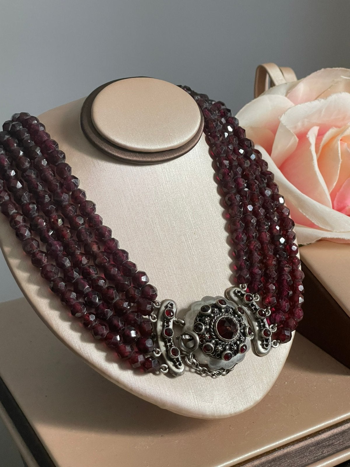Antiek vijfrijig granaten collier met zilveren slot, Sieraden, Tassen en Uiterlijk, Ophalen of Verzenden, Zilver, Ketting