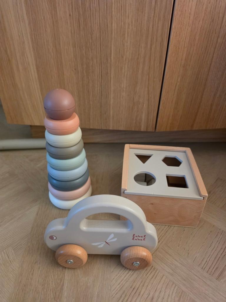 Mushi stapeltoren en Label Label vormenstoof en auto, Kinderen en Baby's, Speelgoed | Houten speelgoed, Ophalen of Verzenden, Zo goed als nieuw