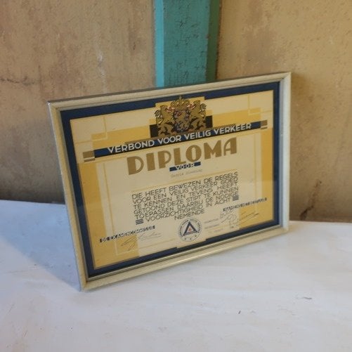 Diploma 1963 Verbond Veilig Verkeer oud in lijst 27,5 x 20,5, Gebruikt, Ophalen of Verzenden, 20 cm, 28 cm