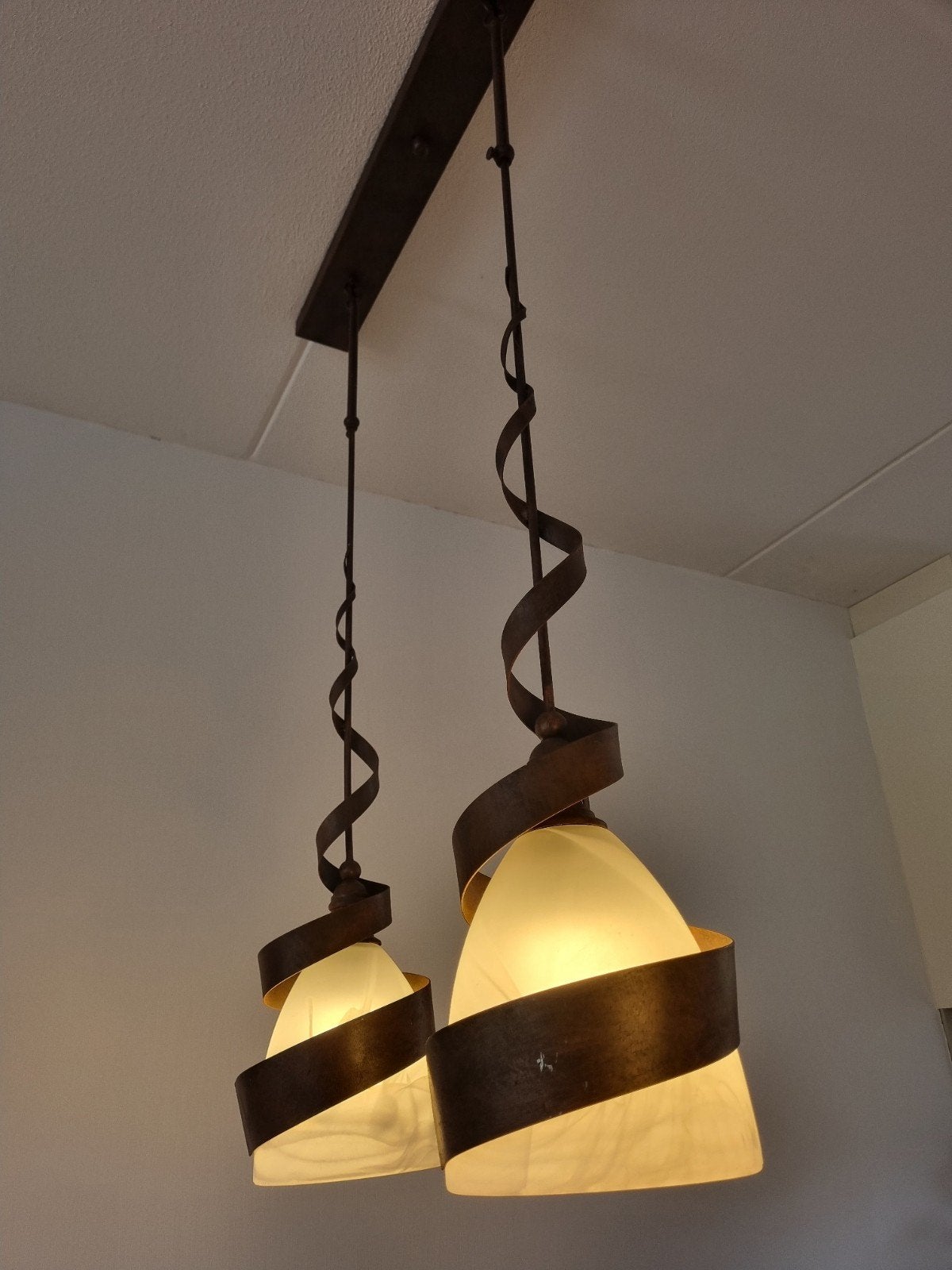 Set van 2 Italiaanse Design Hanglampen - Melkglas, Huis en Inrichting, Lampen | Hanglampen, Ophalen of Verzenden, Gebruikt, Metaal