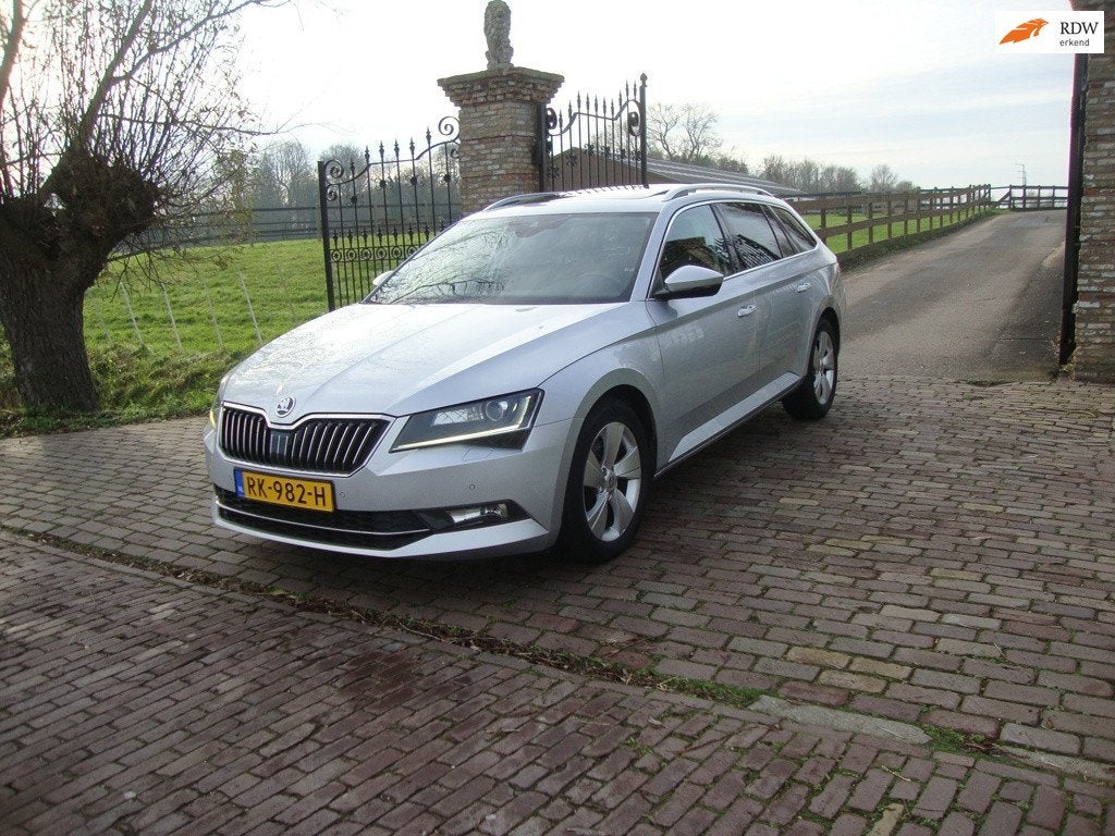 Skoda Superb Combi 1.6 TDI Ambition Business, Auto's, Gebruikt, 4 cilinders, 1435 kg, Origineel Nederlands