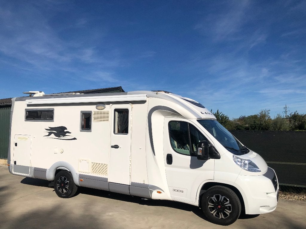 Smetteloze Laika Kreos 3009 ENKELE BEDDEN Hefbed XL garage, Caravans en Kamperen, Ringverwarming, Fiat, 7 tot 8 meter, Bedrijf