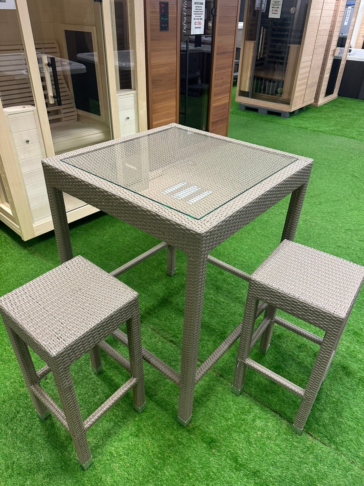 Wicker bartafel met glazen blad en 2 barkrukken – tuinset, Ophalen of Verzenden, Gebruikt