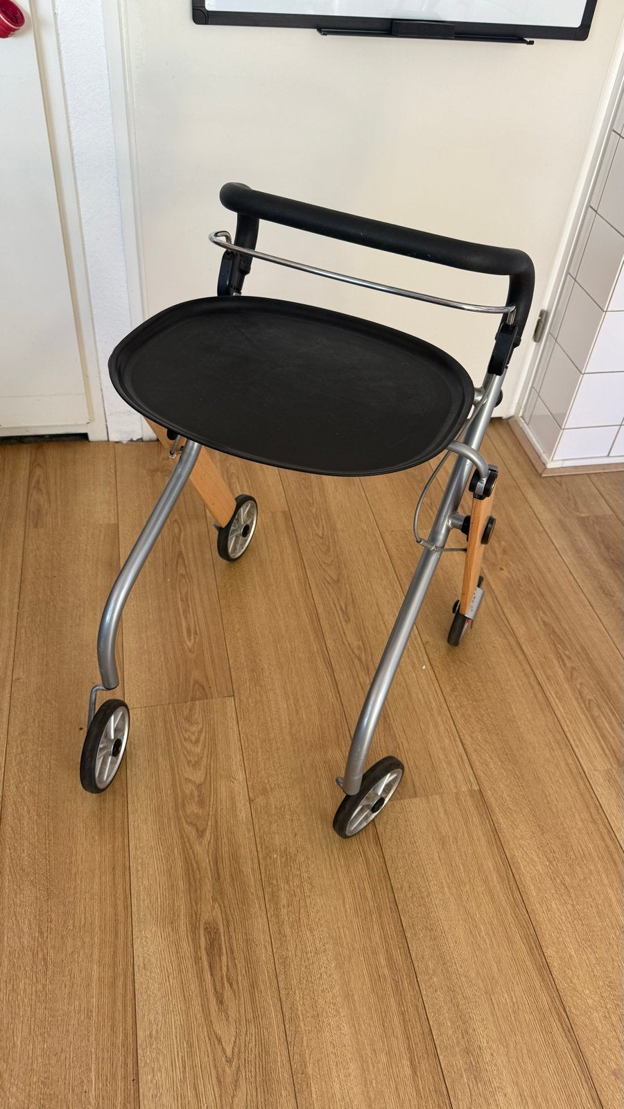 Binnenhuis rollator met serveerwagen functie, Diversen, Rollators, Ophalen, Opvouwbaar, Zo goed als nieuw