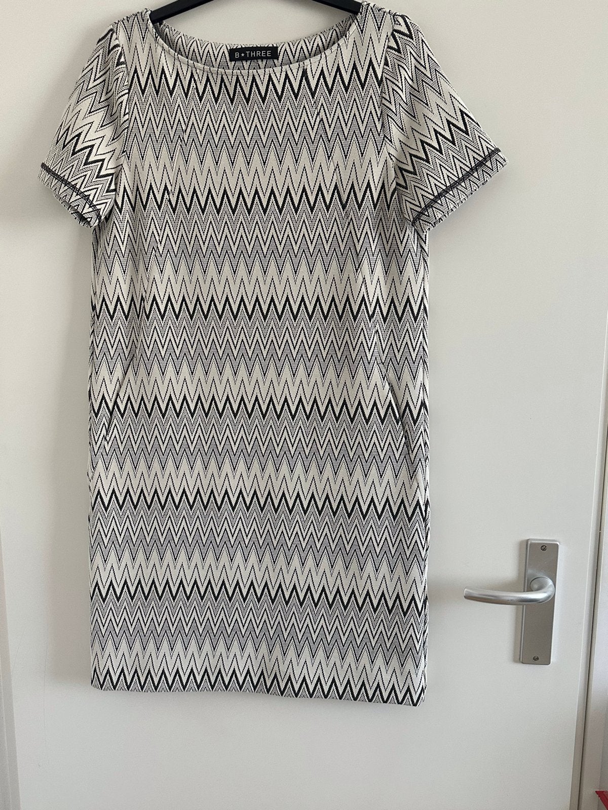 B*THREE Jurk met zigzagprint - Maat 36, Kleding | Dames, Zwart, Ophalen of Verzenden, Zo goed als nieuw, Knielengte