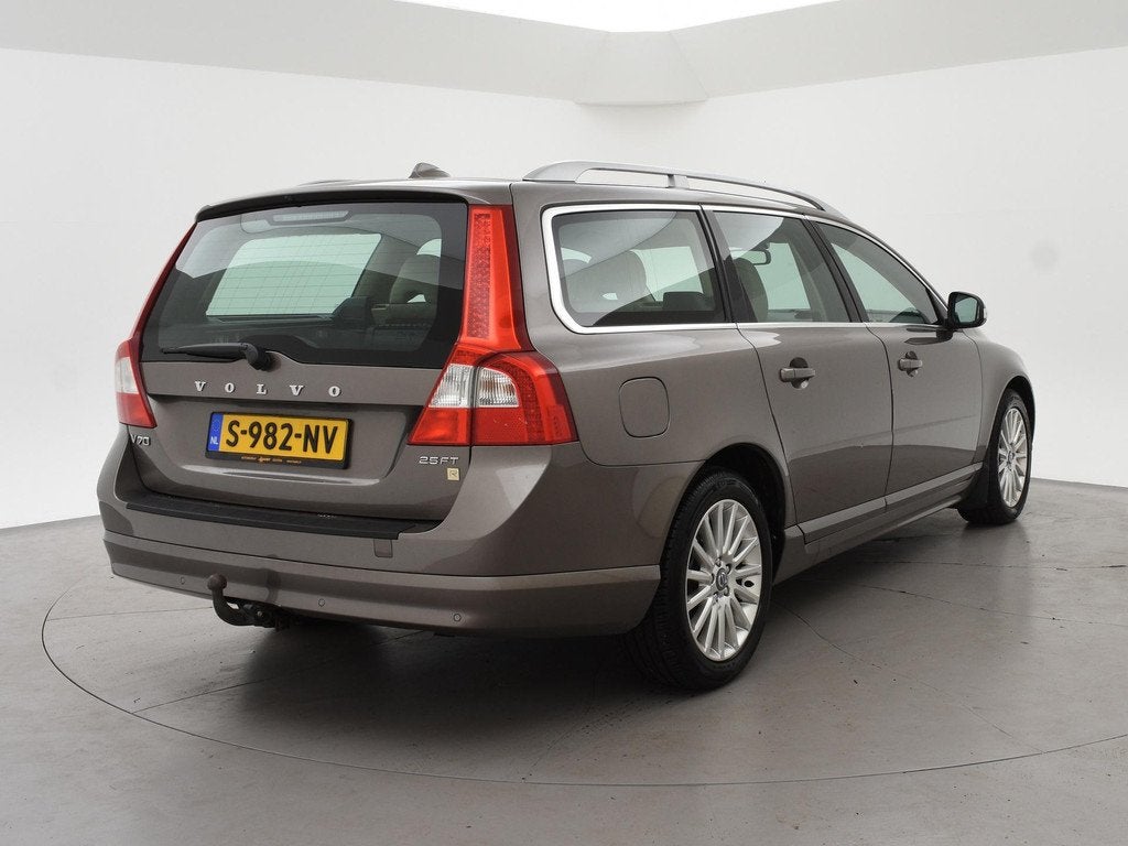 Volvo V70 2.5T 200 PK AUT. STOELVERW. V+A | TREKHAAK | LEDER, Auto's, Volvo, Traction-control, 1574 kg, 2521 cc, 93 €/maand