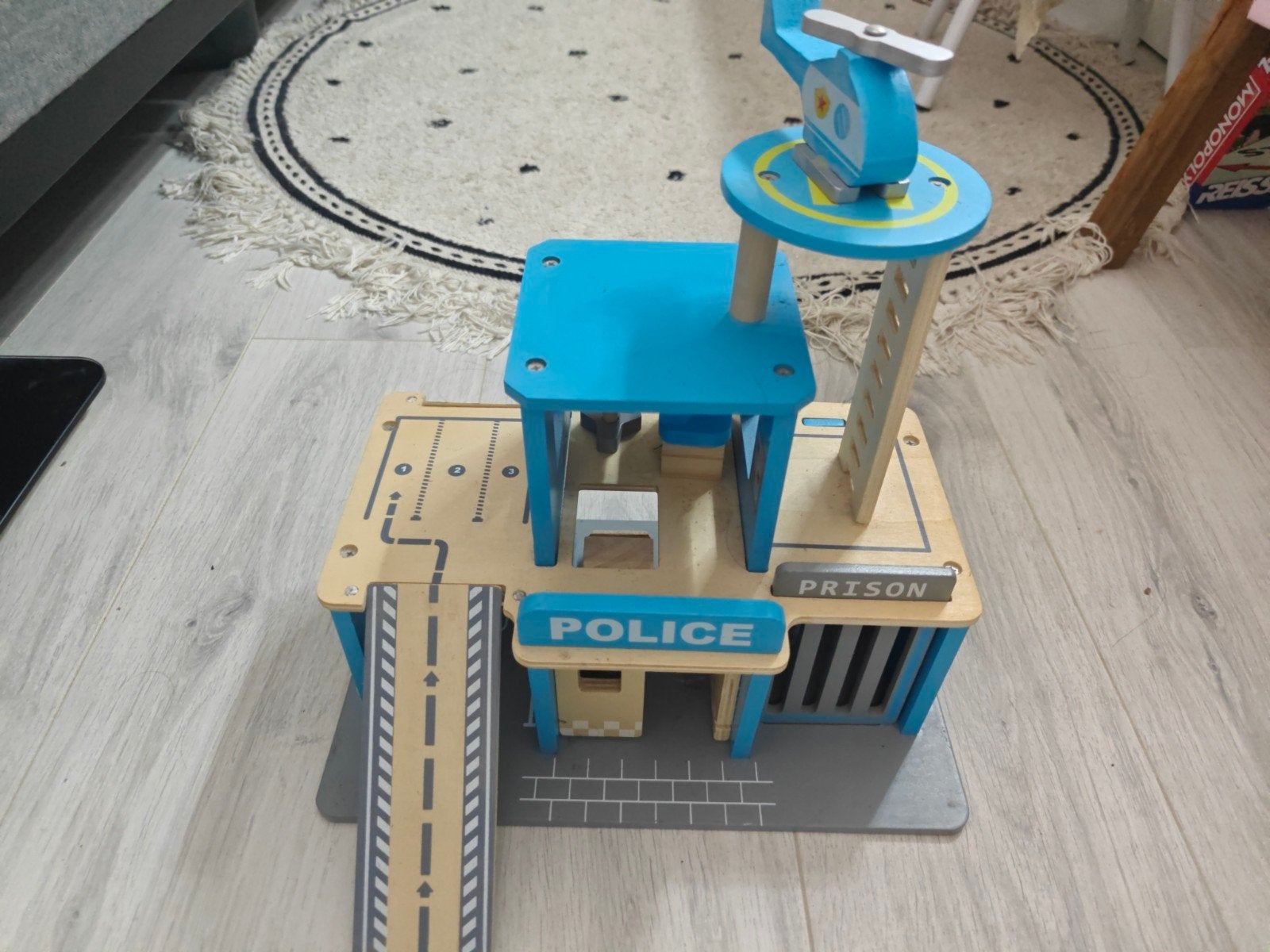 Houten politiebureau, Ophalen
