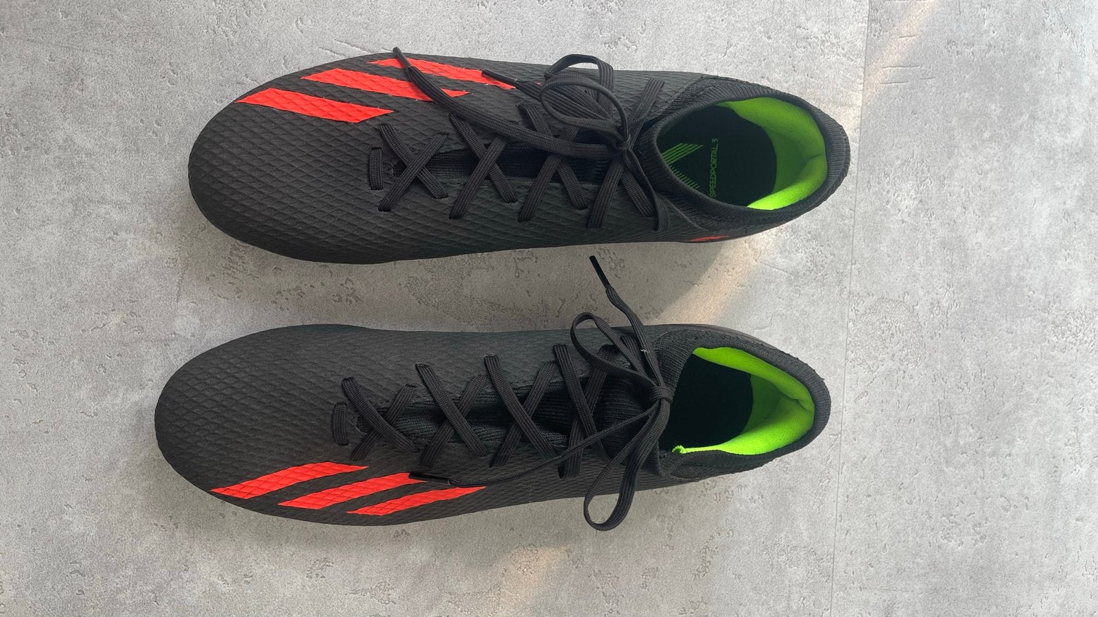 Adidas voetbalschoenen zwart/rood - Maat 45, Ophalen, Nieuw, Schoenen