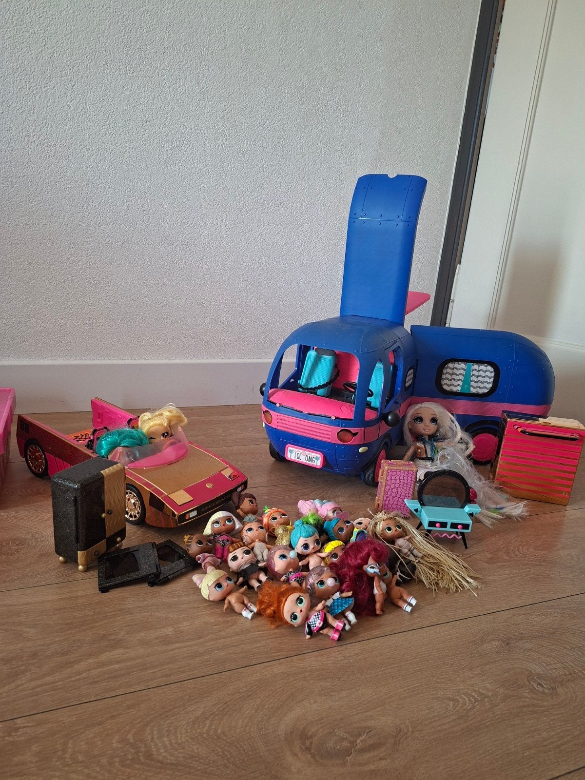 LOL Camper met auto, poppetjes en meubels - complete set!, Ophalen of Verzenden