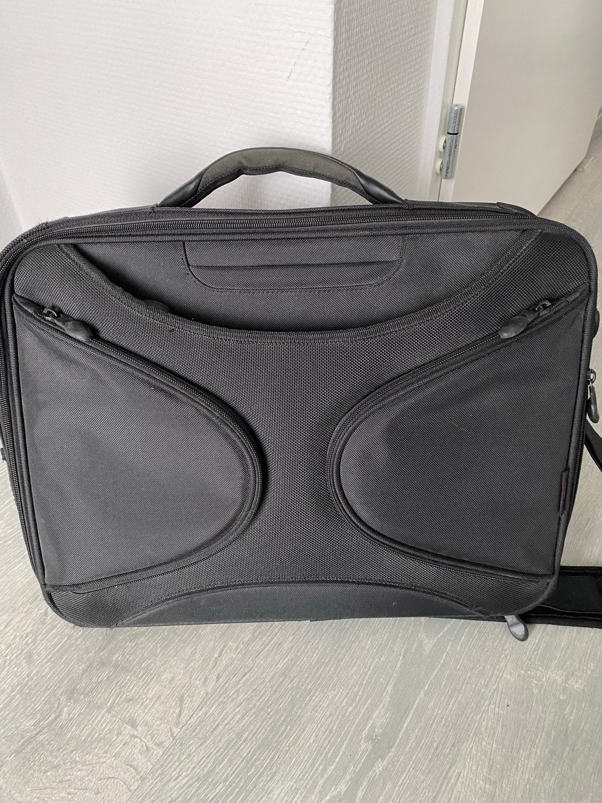 Zwarte laptoptas met schouderband - 17 inch, Ophalen, Gebruikt, Gevoerd laptopvak, 15 inch