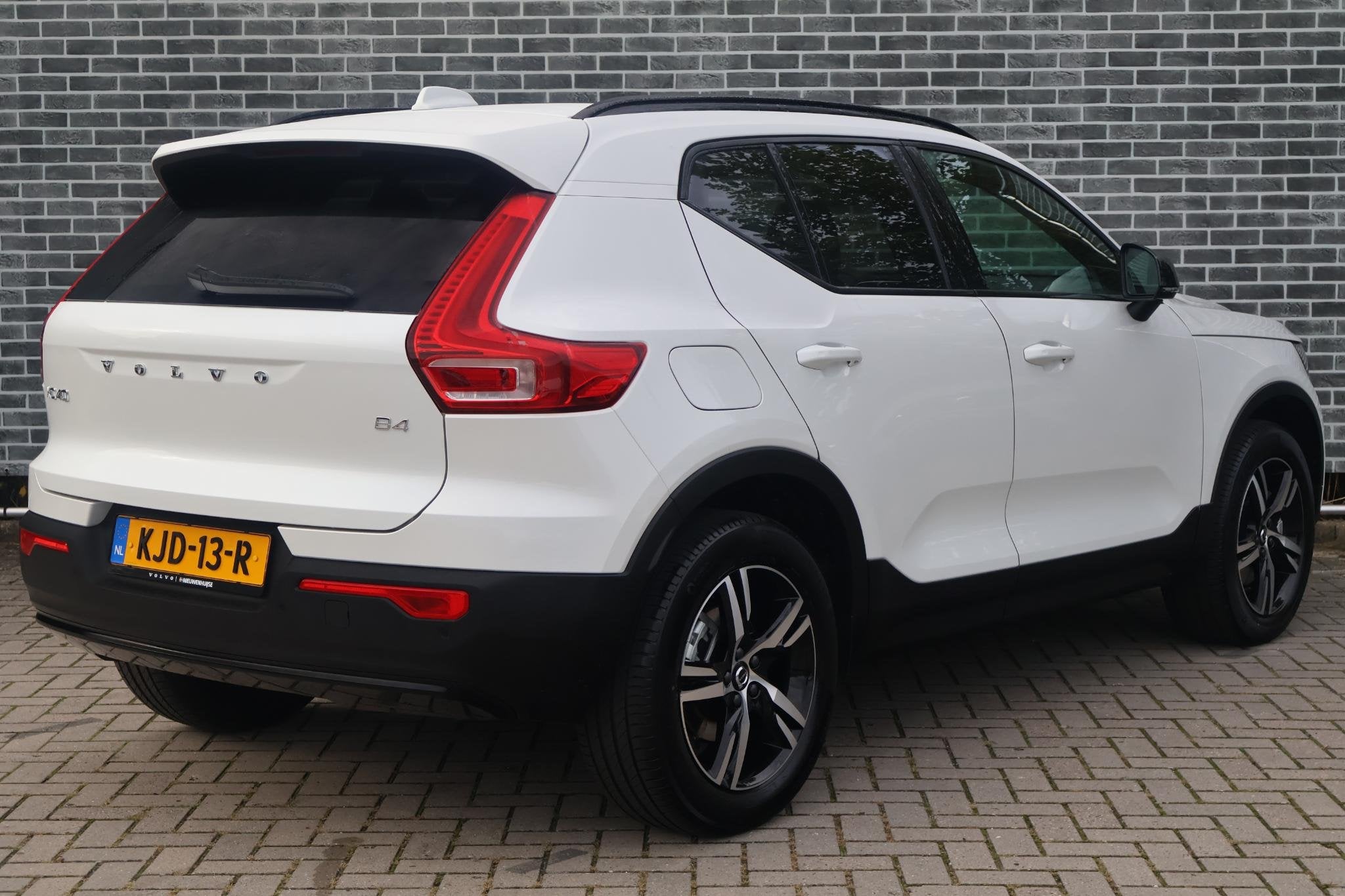 Volvo XC40 2.0 B4 Plus Dark | Trekhaak | Panoramadak | Harma, Auto's, Gebruikt, Euro 6, 4 cilinders, Leder en Stof