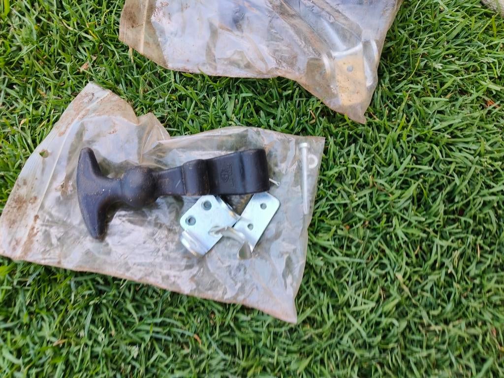 Motorkap sluiting rubber met haken, Ophalen of Verzenden
