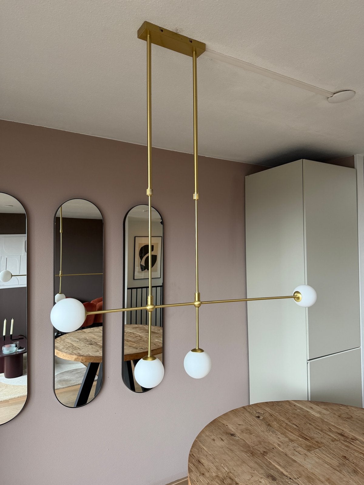 Moderne gouden eettafel lamp met 4 melkwitte bollen, Ophalen of Verzenden, Zo goed als nieuw, Metaal, Overige fittingen