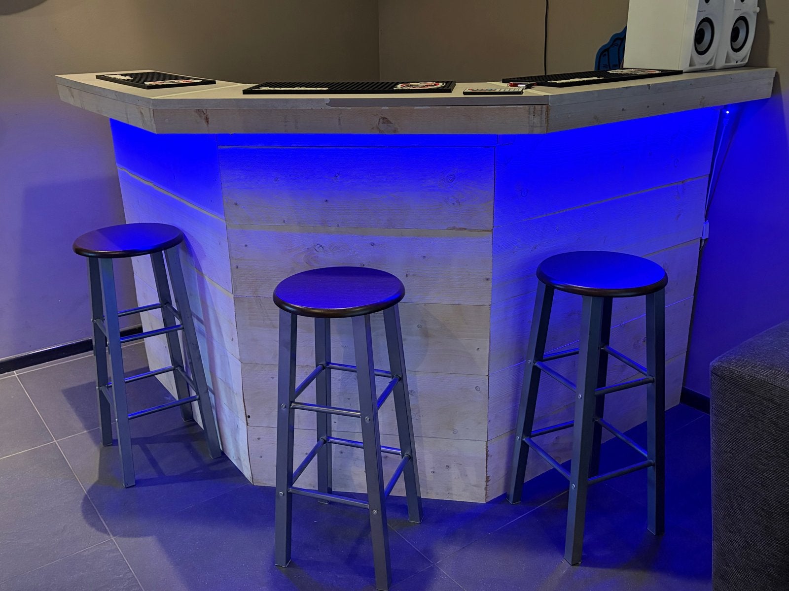 Houten bar met LED-verlichting en 4 barkrukken, Ophalen, Gebruikt, Inclusief barstoelen