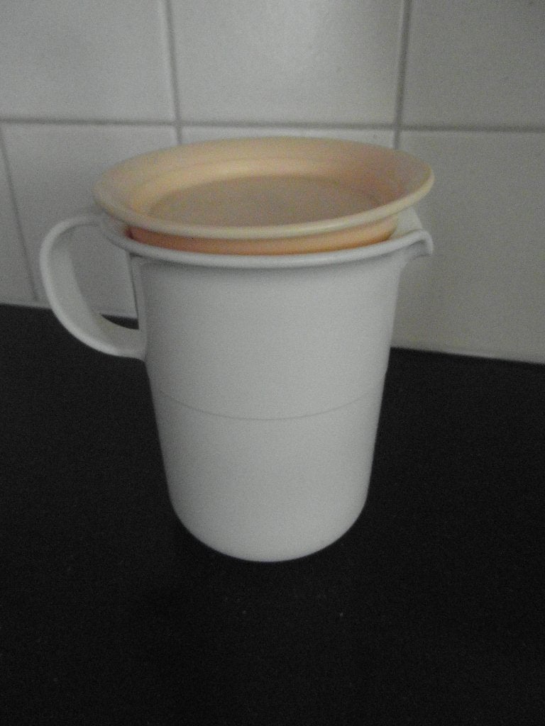 tupperware roomkannetje  melkkan wit  met geel, Ophalen of Verzenden, Zo goed als nieuw, Wit, Overige typen