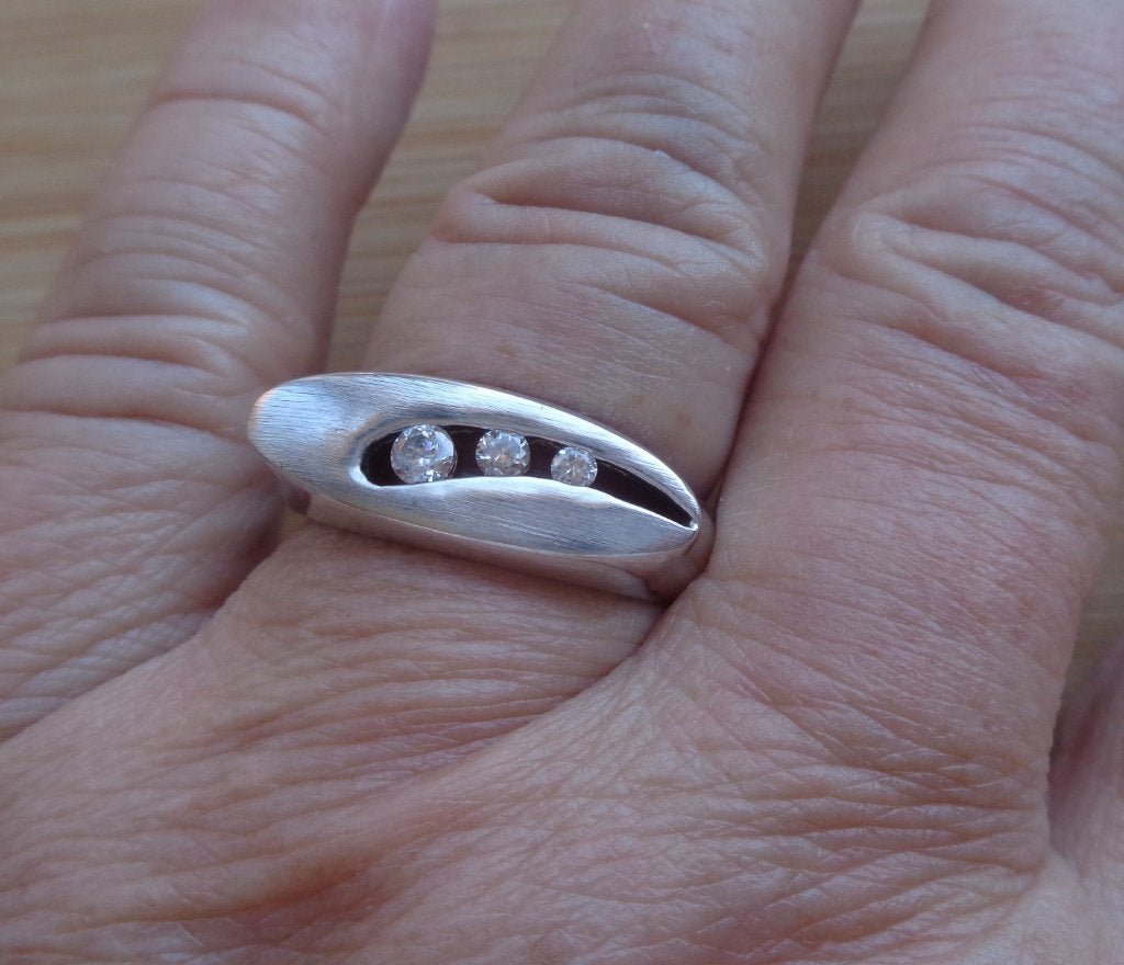 zilveren design ring met drie heldere steentjes [722], Met kristal, 18 tot 19, Verzenden, Zo goed als nieuw